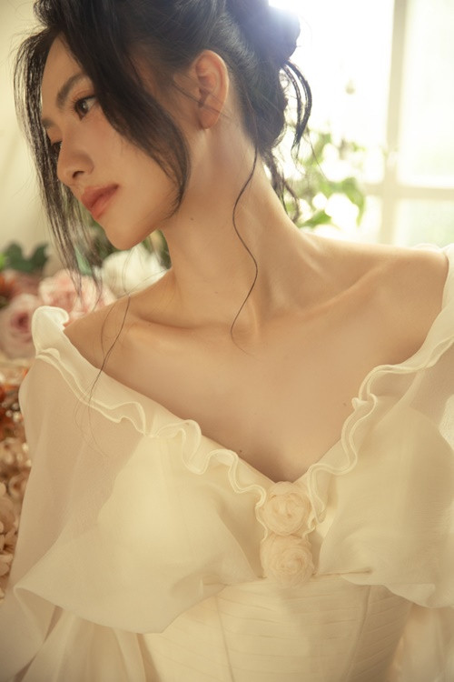 Nữ diễn viên ăn mặc nữ tính, gợi cảm. Ảnh: FB Phương Anh Đào.