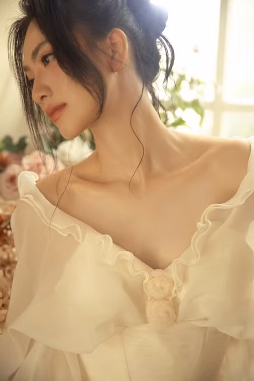 Nữ diễn viên ăn mặc nữ tính, gợi cảm. Ảnh: FB Phương Anh Đào.