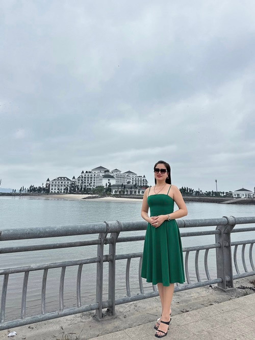 Thu Hà khoe vẻ gợi cảm trong chiếc váy hai dây. Ảnh: FB Thu Hà.