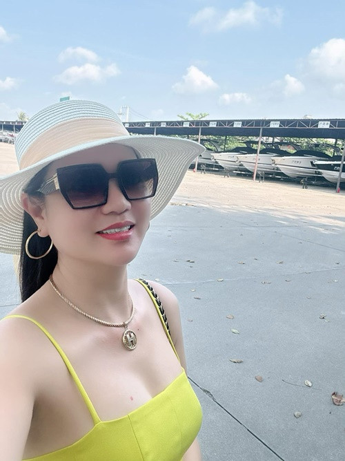 Bạn gái Hiệp Gà chuộng váy áo tôn vòng một căng đầy. Ảnh: FB Thu Hà.