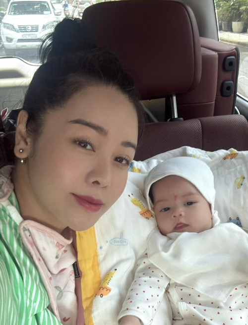  Nhật Kim Anh sinh con gái thứ hai Julia vào tháng 1/2025. Đến nay, nữ ca sĩ kiêm diễn viên vẫn giữ kín danh tính bố của ái nữ.