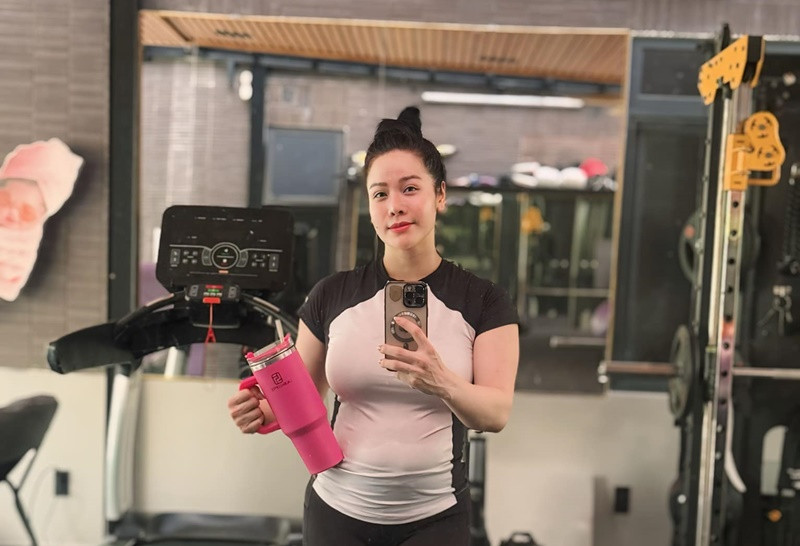 Nhật Kim Anh có huấn luyện viên gym riêng. Ngoài tập luyện, cô còn ăn uống khoa học, được một cô giáo lên thực đơn.