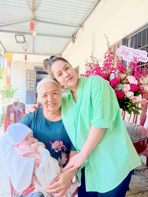 Nhật Kim Anh được mẹ ruột và những người thân cận hỗ trợ việc chăm sóc bé Julia.