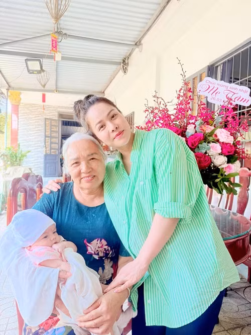 Nhật Kim Anh được mẹ ruột và những người thân cận hỗ trợ việc chăm sóc bé Julia.