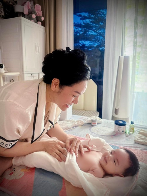 Hình ảnh Nhật Kim Anh trò chuyện cùng bé Julia sau khi tắm xong.