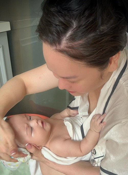 Nhật Kim Anh khéo chăm sóc ái nữ. Mỗi sáng, cô tắm cho con.