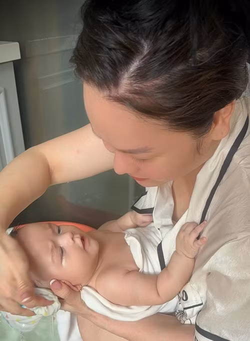 Nhật Kim Anh khéo chăm sóc ái nữ. Mỗi sáng, cô tắm cho con.