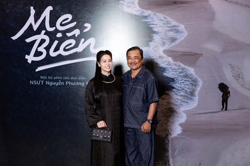 Nữ diễn viên đến ủng hộ buổi ra mắt phim Mẹ biển của đạo diễn Nguyễn Phương Điền. Đây là lần đầu tiên Nhật Kim Anh tham gia sự kiện giải trí sau sinh con.