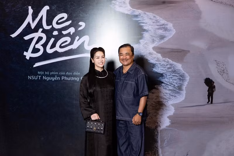 Nữ diễn viên đến ủng hộ buổi ra mắt phim Mẹ biển của đạo diễn Nguyễn Phương Điền. Đây là lần đầu tiên Nhật Kim Anh tham gia sự kiện giải trí sau sinh con.