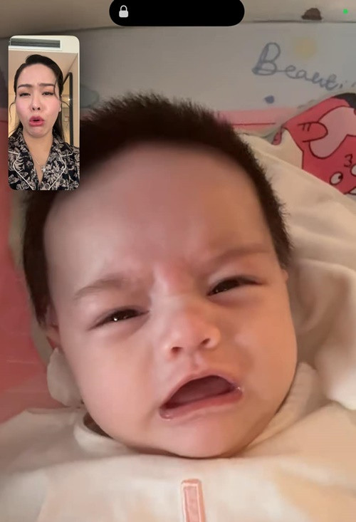 Nữ diễn viên phim Tiếng sét trong mưa tiết lộ hình ảnh con gái òa khóc khi cô đi công tác. "Mẹ biết em nhớ mẹ. Mẹ cũng nhớ em vô cùng", Nhật Kim Anh bày tỏ.