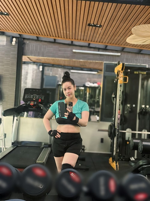 Nhật Kim Anh tập luyện tại nhà để lấy lại vóc dáng thon gọn. Vào tháng 2/2025, cô khoe giảm được 18kg.