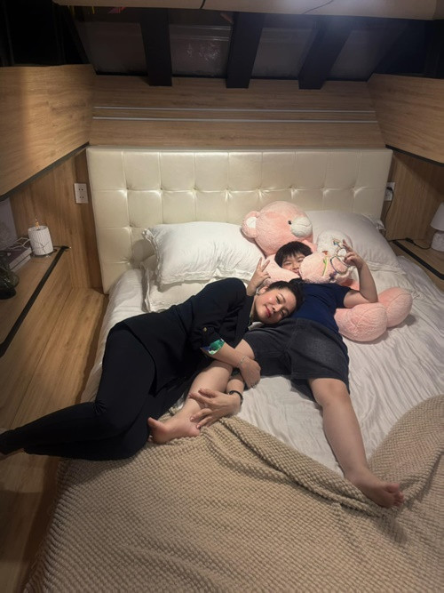 Nhật Kim Anh thi thoảng về thăm con trai Bửu Long hoặc đón cậu nhóc về nhà chơi.