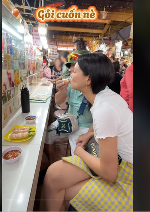 Đạo diễn Nguyễn Quang Dũng chiều chuộng Bùi Lan Hương. Ăn uống tại chợ, anh chẳng ngại ngần đút cho bạn gái ăn. Ảnh: FB Bùi Lan Hương.