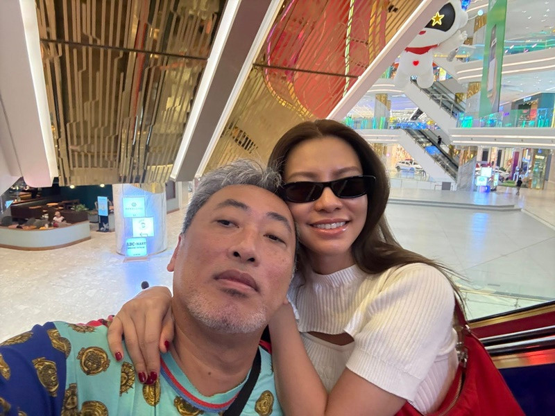 Theo Tiền Phong, đạo diễn Quang Dũng và Bùi Lan Hương gặp nhau khi cô thu âm ca khúc nhạc phim điện ảnh Tiệc trăng máu. Nam đạo diễn "say nắng" nữ ca sĩ bởi cô vừa giỏi lại đẹp. Còn Bùi Lan Hương có cảm tình với Nguyễn Quang Dũng vì gu nghệ thuật của đạo diễn nổi tiếng này cũng như sự thật thà, có gì nói vậy giống như cô. Ảnh: FB Quang Dũng.