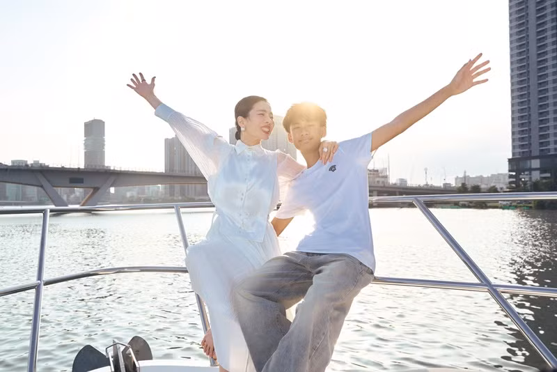  Lệ Quyên vừa tổ chức tiệc sinh nhật cho con trai Kỳ Anh trên du thuyền."Mẹ làm bữa tiệc nhỏ trên du thuyền cho con ngắm Sài Gòn. Chàng trai của mẹ đón tuổi 14 ấm áp và hạnh phúc", nữ ca sĩ chia sẻ. Ảnh: FB Lệ Quyên.
