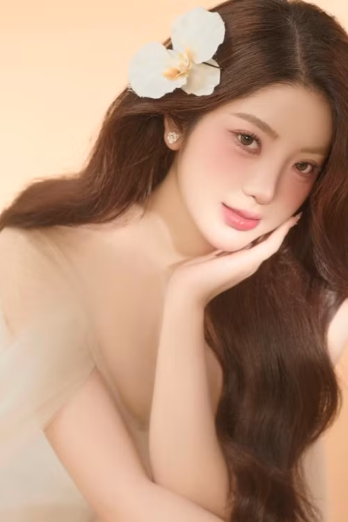 Tài sắc của Quỳnh Trang đều vẹn toàn. Theo Tiền Phong, Quỳnh Trang được bác sĩ nhân trắc học ở vòng sơ khảo Hoa hậu Việt Nam 2024 khen ngợi có vóc dáng cân đối, đôi chân dài 109cm, thon thẳng.