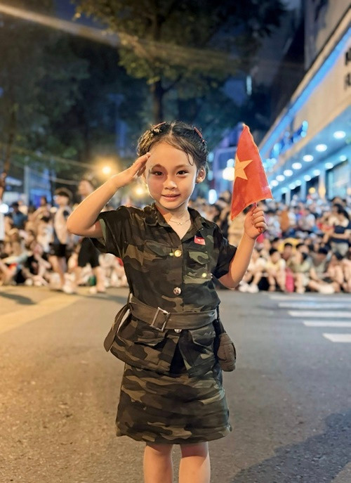 Pha Lê còn đưa con gái đi xem diễu binh. Ảnh: FB Pha Lê.
