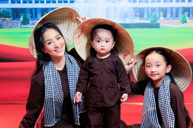 Hai con gái của Khánh Thi đáng yêu, xinh xắn. Ảnh: FB Khánh Thi - Phan Hiển.