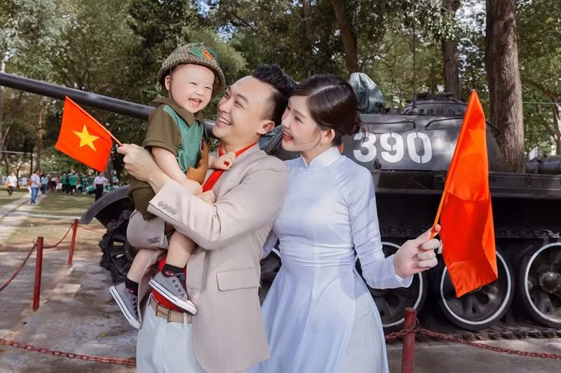 Con trai của Phan Tô Ny - Ngân Anh hóa chiến sĩ nhí. “Tino lắng nghe chuyên chú những câu chuyện lịch sử hào hùng để mai này con sẽ luôn khắc trong tim rằng hòa bình hôm nay đẹp lắm nha Tino ơi!”, Ngân Anh chia sẻ. Ảnh: FB Ngân Anh.