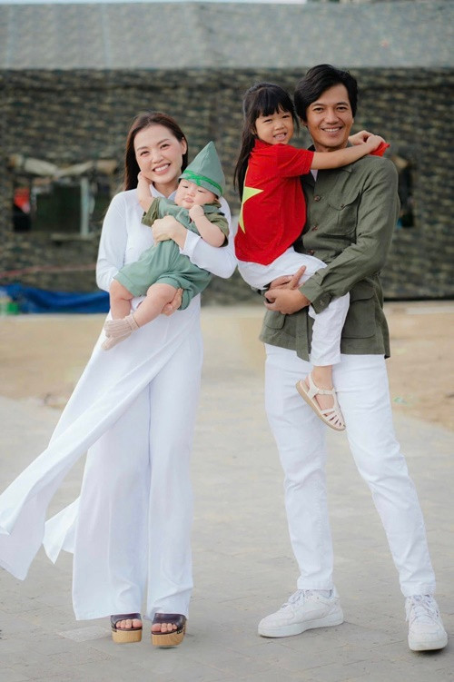 Vợ chồng Linh Phi - Quang Tuấn cũng cho các con tham gia trào lưu "em bé yêu nước". Ảnh: FB Quang Tuấn.