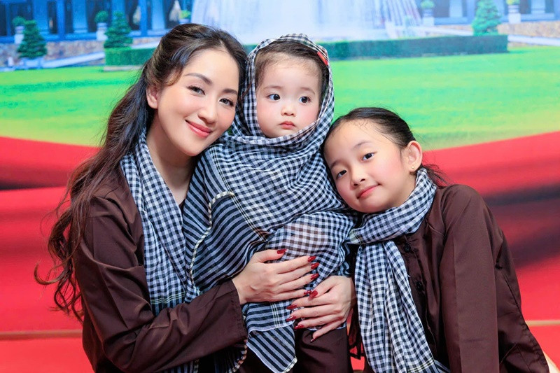 Mừng đại lễ 30/4, các nhóc tì nhà Khánh Thi - Phan Hiển mặc bà ba nâu, đeo khăn rằn, đội nón lá. Ảnh: FB Khánh Thi - Phan Hiển.