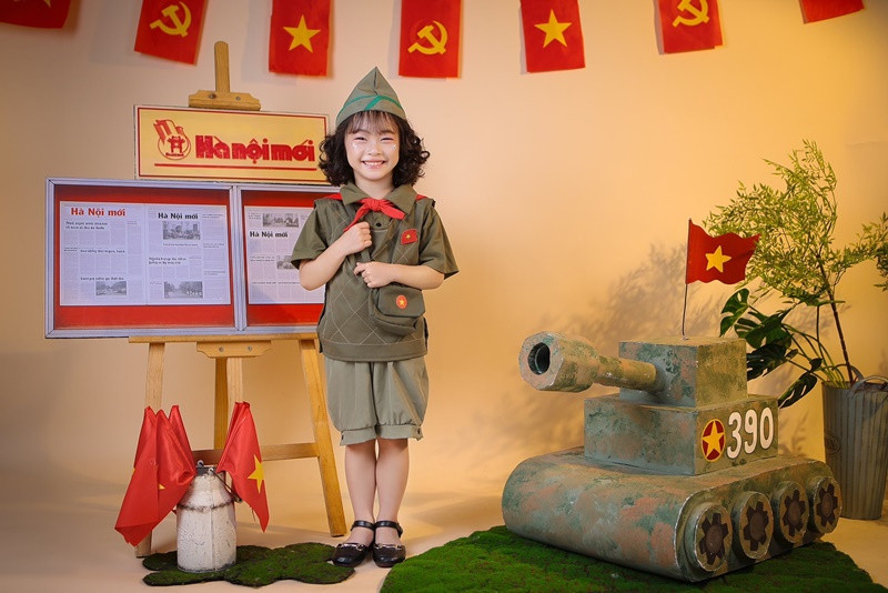 Con gái Pha Lê đáng yêu khi hóa chiến sĩ nhí. Ảnh: FB Pha Lê.