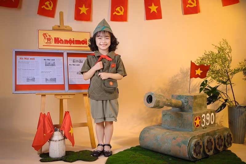 Con gái Pha Lê đáng yêu khi hóa chiến sĩ nhí. Ảnh: FB Pha Lê.