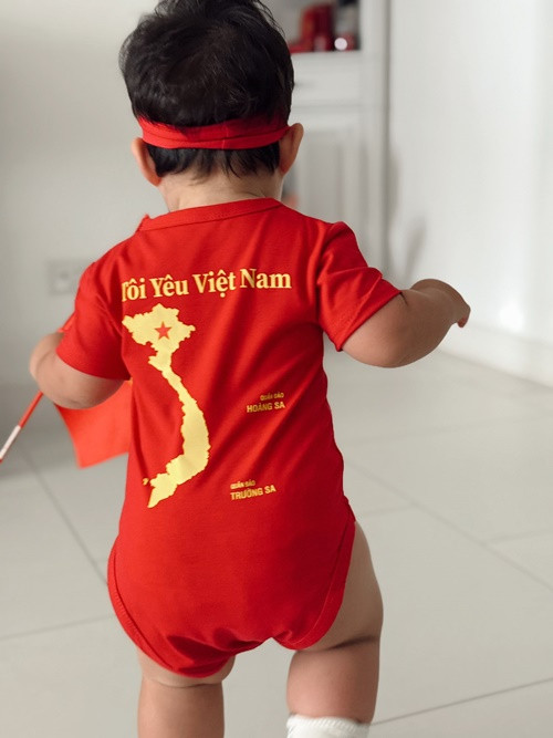 "Luca đã sẵn sàng ra phố thể hiện lòng yêu đất nước Việt Nam", Hà Anh viết trên trang cá nhân. Ảnh: FB Hà Anh.