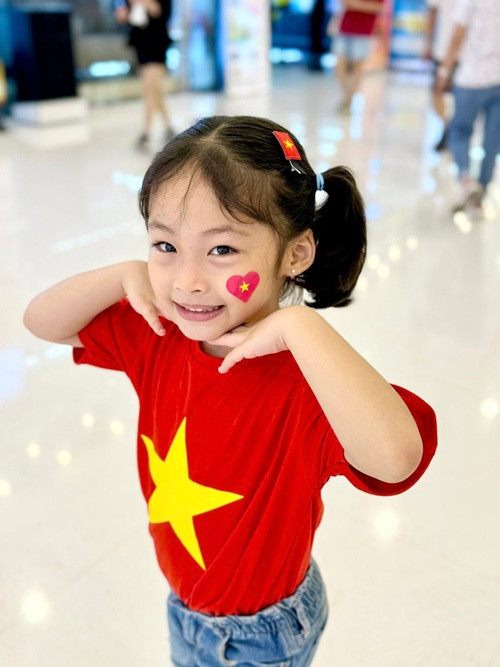 Giống người mẫu Hà Anh, ca sĩ Pha Lê cũng cho con ăn mặc theo trào lưu “em bé yêu nước” mừng đại lễ 30/4. Ảnh: FB Pha Lê.