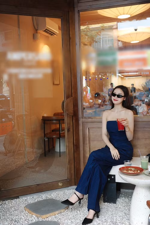 Vào tháng 3/2025, nàng hậu rời khỏi công ty Sen Vàng của "bà trùm hoa hậu" Phạm Kim Dung.