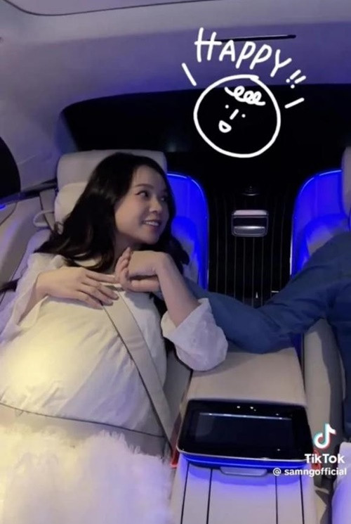Mỹ nhân phim Siêu sao siêu ngố được mệnh danh là "phú bà" của showbiz Việt. Năm 2017, khi 27 tuổi, cô có 2 triệu USD (khoảng 45 tỷ đồng). Năm 2015, Sam mua được một căn hộ khang trang tại Quận 7. Năm 2022, cô khoe bản vẽ demo căn biệt thự mới. Nhiều người cho rằng khi hoàn thiện, biệt thự không dưới 10 tỷ đồng.