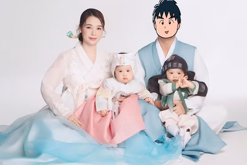 Trước đó, vợ chồng Sam cùng hai con diện trang phục truyền thống của Hàn Quốc chụp ảnh nghệ thuật.