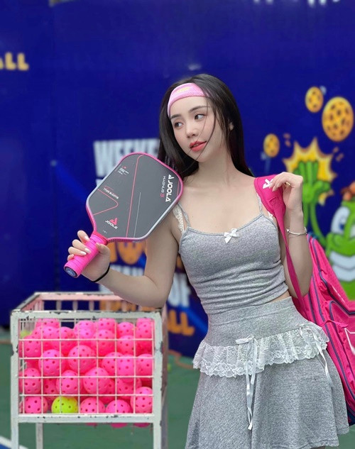 Người đẹp sinh năm 1995 từng chia sẻ trên Tiền Phong về phong cách trên sân pickleball: "Tôi chỉ nghĩ đơn giản là mặc đồ gì cho mình thoải mái, dễ vận động là được. Phong cách thời trang của tôi trước giờ vẫn biến đổi linh hoạt, không cố định. Vào mùa hè, tôi ưu tiên những bộ đồ thoải hơn một chút”. Ảnh: FB Quỳnh Kool.