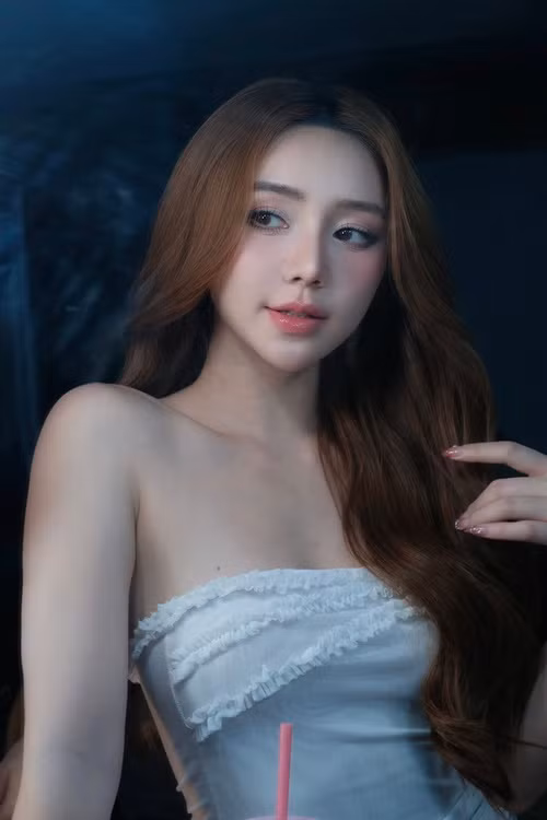 Quỳnh Kool làm người mẫu ảnh, diễn viên từ năm 2014. Cô từng đóng Quỳnh búp bê, Đi qua mùa hạ, Đừng bắt em phải quên, Đừng làm mẹ cáu, Gara hạnh phúc, Hướng dương ngược nắng. Ảnh: FB Quỳnh Kool.