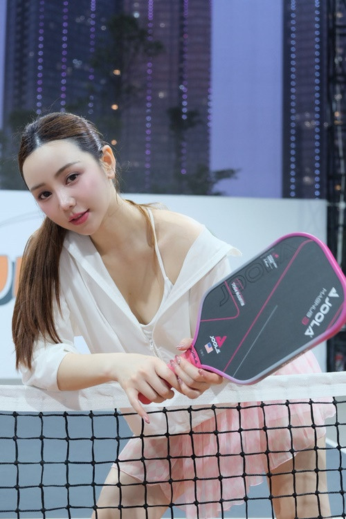 Quỳnh Kool gợi cảm, ngọt ngào trên pickleball khiến người đối diện khó rời mắt. Ảnh: FB Quỳnh Kool.