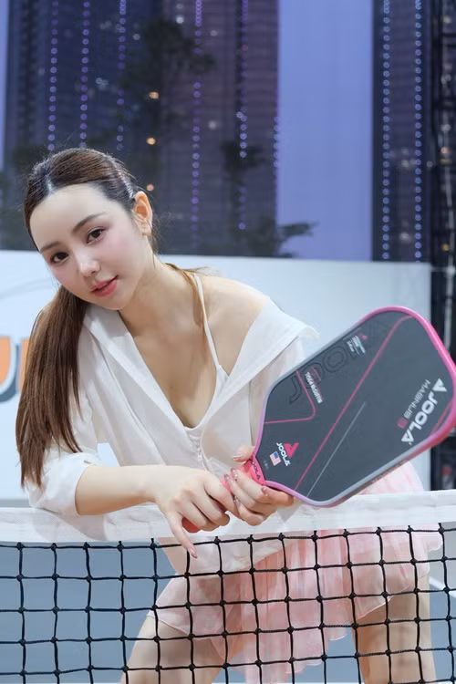 Quỳnh Kool gợi cảm, ngọt ngào trên pickleball khiến người đối diện khó rời mắt. Ảnh: FB Quỳnh Kool.