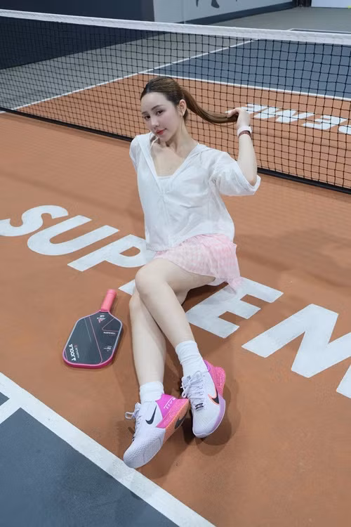 Trên trang cá nhân, diễn viên Quỳnh Kool vừa khoe loạt ảnh trên sân pickleball. Trong buổi tập luyện, cô kết hợp chân váy ngắn cùng áo bra và áo khoác. Ảnh: FB Quỳnh Kool.