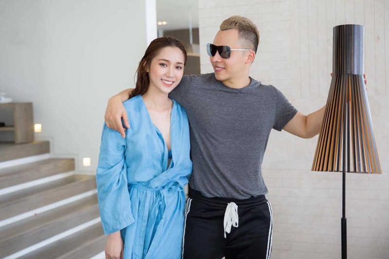 Năm 2015, trên trang cá nhân, Khắc Tiệp giới thiệu người mẫu Quỳnh Hương. Anh viết: "Một cô gái mỏng như tờ giấy, trắng như tờ giấy, nhẹ như tờ giấy, bay như tờ giấy và tinh khôi hơn tờ giấy nhưng cũng có thể cháy bừng rực lên hơn tờ giấy". Ảnh: Dân Việt.