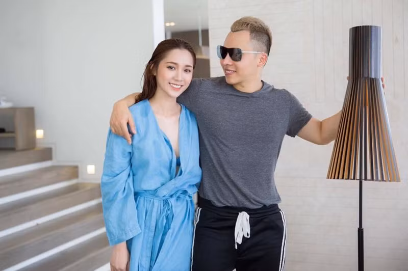 Năm 2015, trên trang cá nhân, Khắc Tiệp giới thiệu người mẫu Quỳnh Hương. Anh viết: "Một cô gái mỏng như tờ giấy, trắng như tờ giấy, nhẹ như tờ giấy, bay như tờ giấy và tinh khôi hơn tờ giấy nhưng cũng có thể cháy bừng rực lên hơn tờ giấy". Ảnh: Dân Việt.