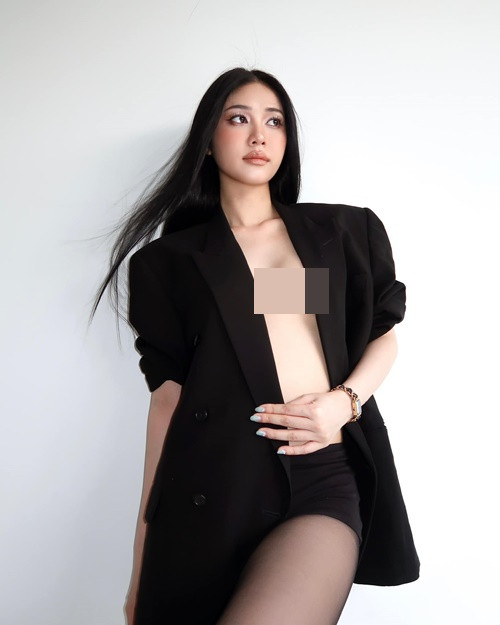 Cô góp mặt trong phim bộ phim SOS Sói trắng, Hạ cuối tình đầu. Tuy nhiên, các vai diễn của Quỳnh Hương không gây chú ý. Ảnh: FB Quỳnh Hương.