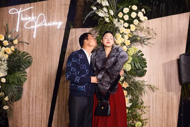 Thanh Tú chia sẻ khoảnh khắc hài hước của hai vợ chồng.