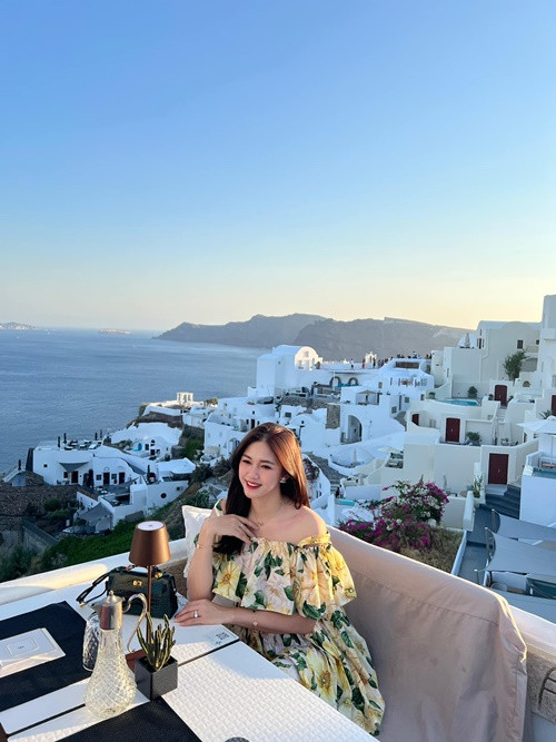 Cuộc sống sang chảnh của á hậu cao 1m81 khiến nhiều người phải ghen tỵ.