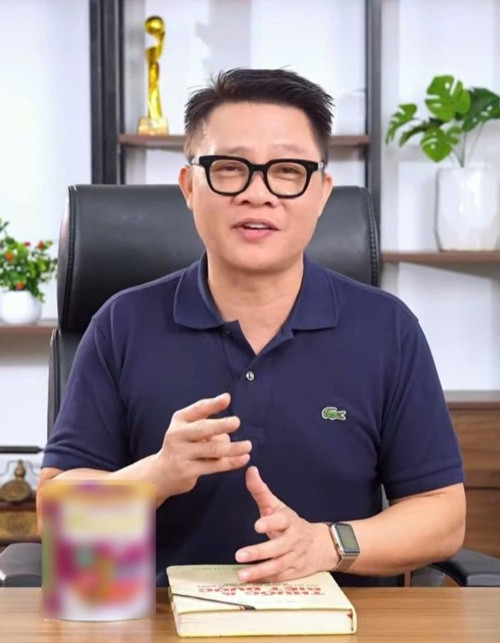 Giống Vân Hugo, BTV Quang Minh cũng quảng cáo cho dòng sữa HIUP. Ảnh: Tiền Phong.