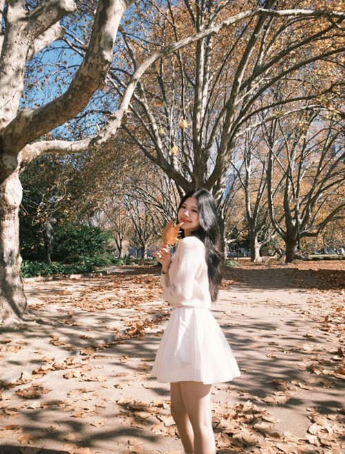 Linh Đan ngọt ngào, gợi cảm đốn tim người đối diện. Ảnh: FB Linh Đan.