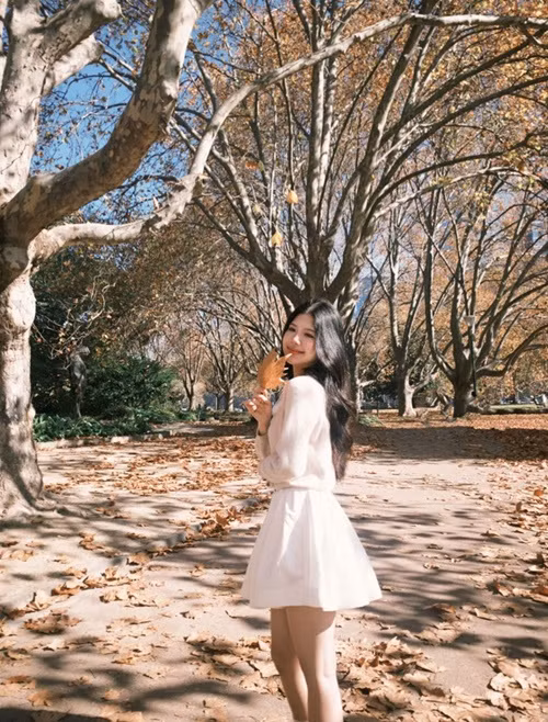 Linh Đan ngọt ngào, gợi cảm đốn tim người đối diện. Ảnh: FB Linh Đan.