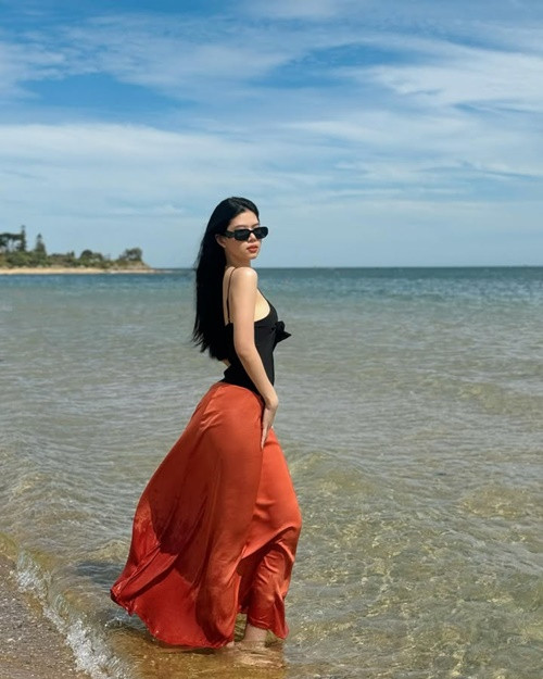 Người đẹp đến từ Đà Nẵng quyến rũ, cá tính trong một chuyến đi biển. Ảnh: FB Linh Đan.