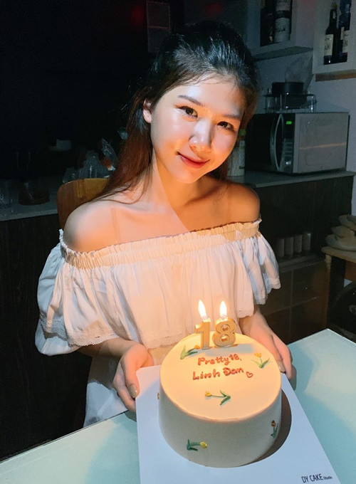 Linh Đan từng đoạt giải Nhất môn Ngữ Văn trong kỳ thi HSG lớp 12 cấp Thành phố, lọt vào tứ kết giải Vô địch tranh biện Trung học toàn quốc năm 2019. Ảnh: FB Linh Đan.