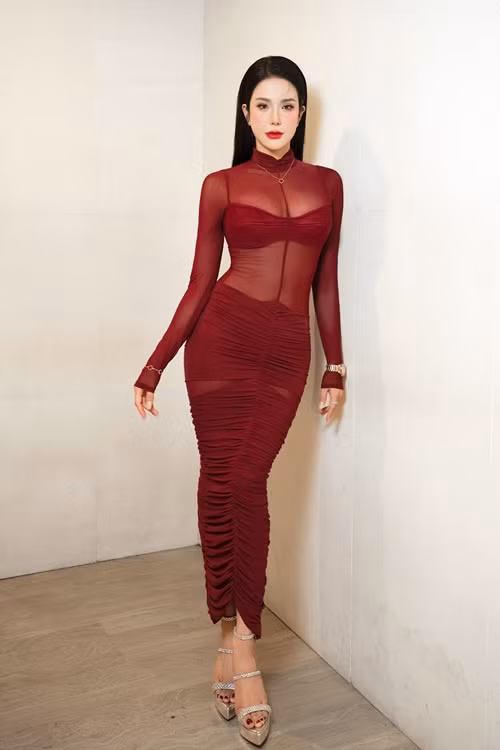 Chân dài sinh năm 1989 sở hữu thân hình đồng hồ cát, chuộng váy áo quyến rũ. Ảnh: FB Diệp Lâm Anh.