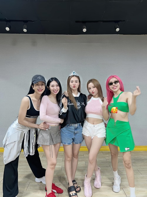 Nữ người mẫu Diệp Lâm Anh chuộng áo hở eo khoe vòng hai trong các buổi tập luyện. Ảnh: FB Diệp Lâm Anh.