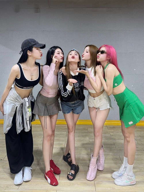 Diệp Lâm Anh đọ dáng cùng Khổng Tú Quỳnh, Ninh Dương Lan Ngọc, Huyền Baby và Trang Pháp trên sàn tập. Ảnh: FB Trang Pháp.